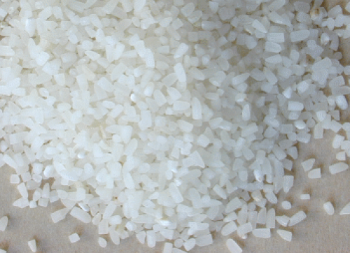 Hạt gạo nhỏ, màu trắng đục, khô ráo, độ dính cao. 